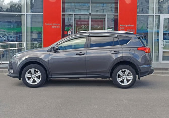 Подержанный автомобиль Toyota RAV4 2013 года (8 фото)