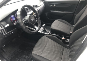 Подержанный автомобиль Kia Rio Hatchback 2017 года (9 фото)