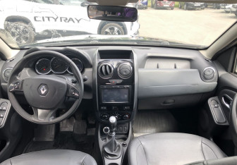 Подержанный автомобиль Renault Duster 2017 года (10 фото)