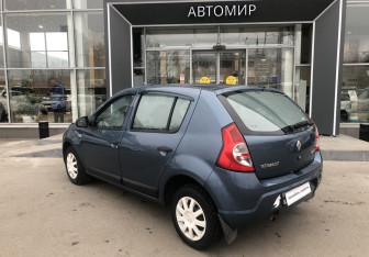 Подержанный автомобиль Renault Sandero 2011 года (7 фото)