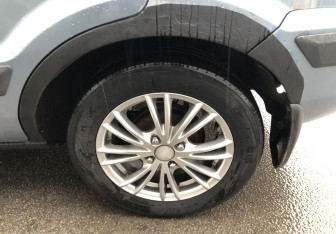 Подержанный автомобиль Ford Fusion 2006 года (15 фото)