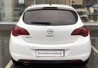 Подержанный автомобиль Opel Astra Hatchback 2011 года (6 фото)