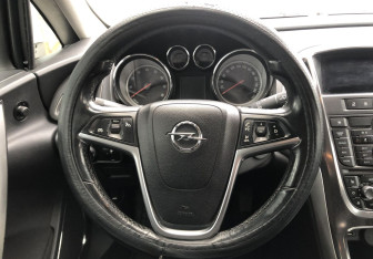 Подержанный автомобиль Opel Astra Hatchback 2010 года (12 фото)