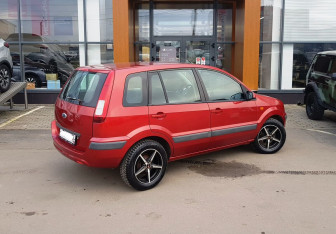 Подержанный автомобиль Ford Fusion 2007 года (5 фото)