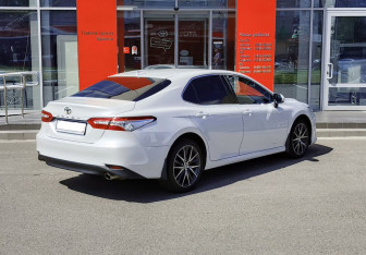 Подержанный автомобиль Toyota Camry Sedan 2021 года (5 фото)