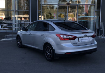 Подержанный автомобиль Ford Focus Sedan 2012 года (7 фото)