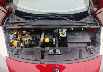 Подержанный автомобиль Renault Scenic 2011 года (11 фото)