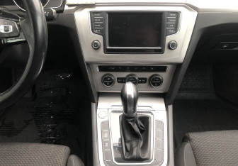 Подержанный автомобиль Volkswagen Passat Sedan 2015 года (14 фото)