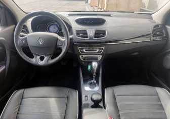 Подержанный автомобиль Renault Fluence 2013 года (14 фото)