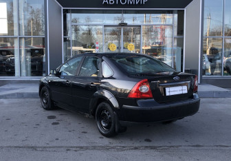 Подержанный автомобиль Ford Focus Sedan 2005 года (7 фото)