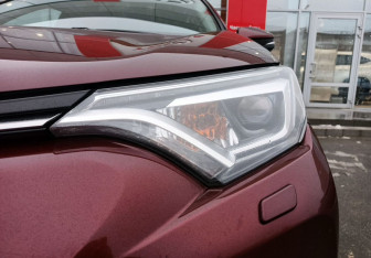 Подержанный автомобиль Toyota RAV4 2017 года (9 фото)