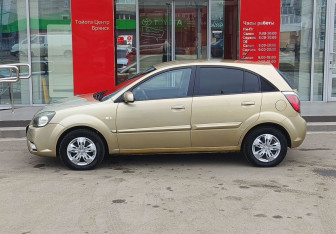 Подержанный автомобиль Kia Rio Hatchback 2011 года (8 фото)