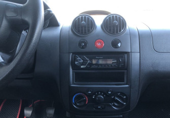 Подержанный автомобиль Chevrolet Aveo Hatchback 2006 года (14 фото)