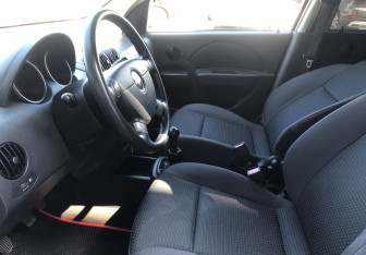 Подержанный автомобиль Chevrolet Aveo Hatchback 2006 года (9 фото)