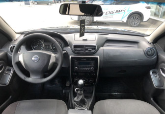 Подержанный автомобиль Nissan Terrano 2014 года (10 фото)