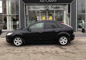 Подержанный автомобиль Ford Focus Hatchback 2010 года (8 фото)