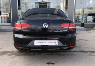 Подержанный автомобиль Volkswagen Passat Sedan 2015 года (6 фото)