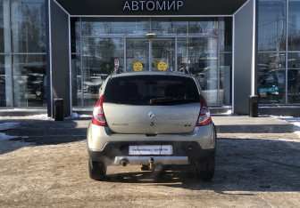 Подержанный автомобиль Renault Sandero 2011 года (6 фото)
