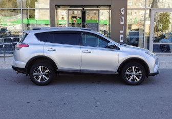 Подержанный автомобиль Toyota RAV4 2015 года (4 фото)