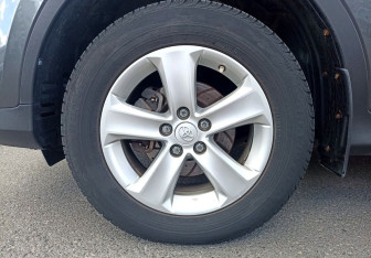 Подержанный автомобиль Toyota RAV4 2013 года (10 фото)