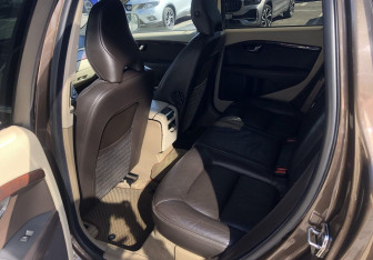 Подержанный автомобиль Volvo XC70 2014 года (10 фото)