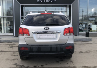 Подержанный автомобиль Kia Sorento 2011 года (6 фото)