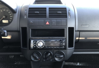 Подержанный автомобиль Volkswagen Polo Hatchback 2003 года (14 фото)