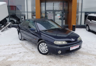 Подержанный автомобиль Renault Laguna Liftback 2000 года (3 фото)