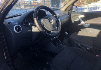 Подержанный автомобиль Renault Sandero 2011 года (9 фото)