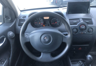 Подержанный автомобиль Renault Megane Sedan 2006 года (12 фото)