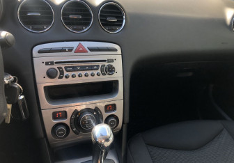 Подержанный автомобиль Peugeot 308 Hatchback 2010 года (14 фото)