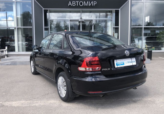 Подержанный автомобиль Volkswagen Polo Sedan 2016 года (7 фото)