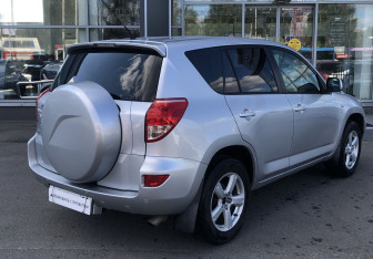 Подержанный автомобиль Toyota RAV4 2008 года (5 фото)