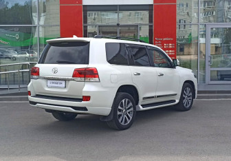 Подержанный автомобиль Toyota Land Cruiser Suv 2016 года (5 фото)