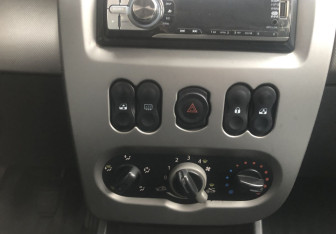 Подержанный автомобиль Renault Sandero 2011 года (12 фото)