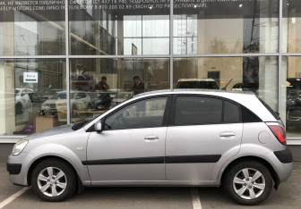 Подержанный автомобиль Kia Rio Hatchback 2009 года (8 фото)