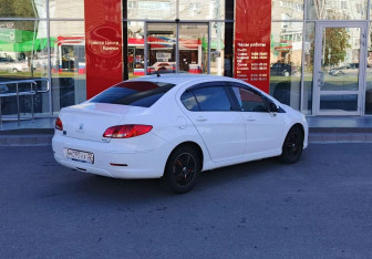 Подержанный автомобиль Peugeot 408 2014 года (5 фото)