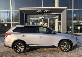 Подержанный автомобиль Mitsubishi Outlander 2015 года (4 фото)