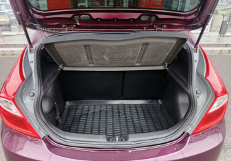 Подержанный автомобиль Hyundai Solaris Hatchback 2011 года (12 фото)