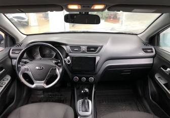 Подержанный автомобиль Kia Rio Sedan 2015 года (10 фото)