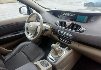 Подержанный автомобиль Renault Scenic 2011 года (14 фото)