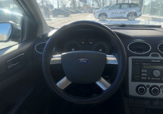 Подержанный автомобиль Ford Focus Sedan 2005 года (12 фото)