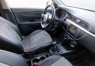 Подержанный автомобиль Kia Rio Hatchback 2018 года (14 фото)