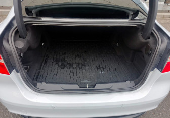 Подержанный автомобиль Jaguar XE 2016 года (12 фото)