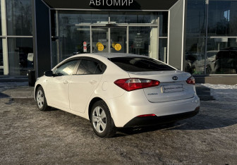 Подержанный автомобиль Kia Cerato Sedan 2015 года (7 фото)