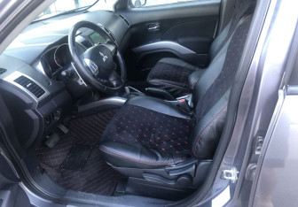Подержанный автомобиль Mitsubishi Outlander 2008 года (9 фото)