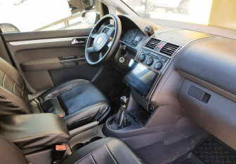 Подержанный автомобиль Volkswagen Touran 2004 года (9 фото)