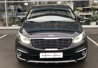 Подержанный автомобиль Kia Carnival 2017 года (2 фото)