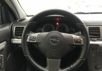 Подержанный автомобиль Opel Vectra Liftback 2007 года (12 фото)