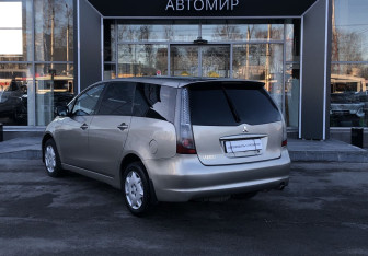 Подержанный автомобиль Mitsubishi Grandis 2006 года (7 фото)
